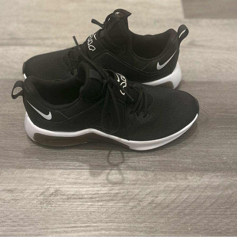 NIKE AIR MAX BELLA TR5- NEVER WORN!!